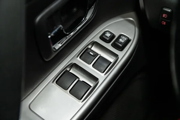 2019年10月9日 俄罗斯Novosibirsk 三菱Pajero 关闭了一辆新型现代汽车的门控面板 扶手休息与窗口控制面板 门锁按钮 和镜像控制 — 图库照片