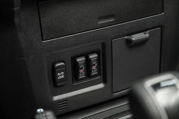 2019年10月9日 俄罗斯Novosibirsk Mitsubishi Pajero 汽车面板上座位加热按钮黑色特写 无商标 — 图库照片