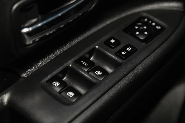 新しい近代的な車のドアコントロールパネルのクローズアップ 窓のコントロールパネル ドアロックボタン ミラーコントロールが付いている腕の残り — ストック写真