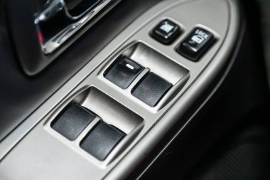 Novosibirsk, Rusya 13 Ekim 2019: Mitsubishi Pajero, yeni modern bir arabanın kapı kontrol panelini kapatın. Pencere kontrol paneli, kapı kilidi düğmesi ve ayna kontrollü kol dinlenmesi. 