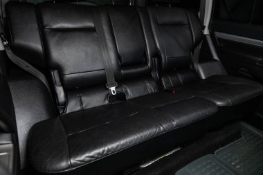 Novosibirsk, Rusya 13 Ekim 2019: Mitsubishi Pajero, emniyet kemeri takılı siyah deri koltuklara yakın çekim. modern araba iç mimarisi