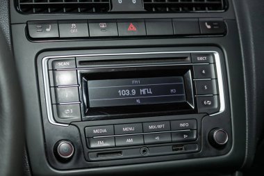 Novosibirsk, Rusya 13 Ekim 2019: Volkswagen Polo, modern siyah araba iç mimarisi: radyo, ses sistemi ve kontrol düğmesi 