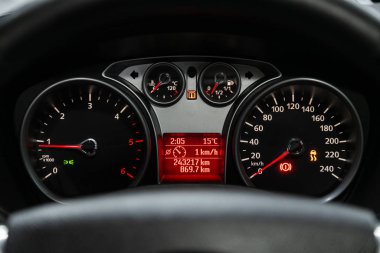 Novosibirsk, Rusya 27 Kasım 2019: Ford Kuga, turuncu arka ışıklandırmalı yuvarlak gösterge paneli, hız göstergesi ve takometreye yakın çekim. modern araba iç mimarisi