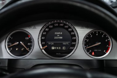 Novosibirsk, Rusya 27 Kasım 2019: Mercedes-Benz C-sınıfı, yuvarlak gösterge paneli, hız göstergesi ve takometreye yakın beyaz arka ışıklandırmalı. Lüks modern araba iç mimarisi