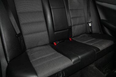Novosibirsk, Rusya 27 Kasım 2019: Mercedes-Benz C sınıfı, emniyet kemeri takılı siyah ve gri arka koltuklara yakın çekim. modern araba iç mimarisi