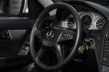 Novosibirsk, Rusya 27 Kasım 2019: Mercedes-Benz C-sınıfı, gösterge paneli, hız göstergesi, takometre ve direksiyon. - Evet. modern araba iç mimarisi