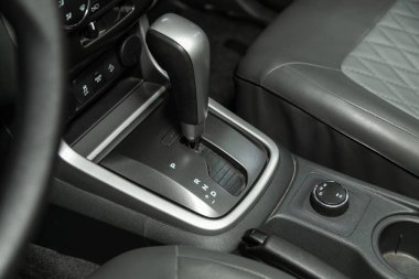 Novosibirsk, Rusya 27 Kasım 2019: Volkswagen Polo, Vites değişimi. Arabanın otomatik vites kutusu, arabanın içi.
