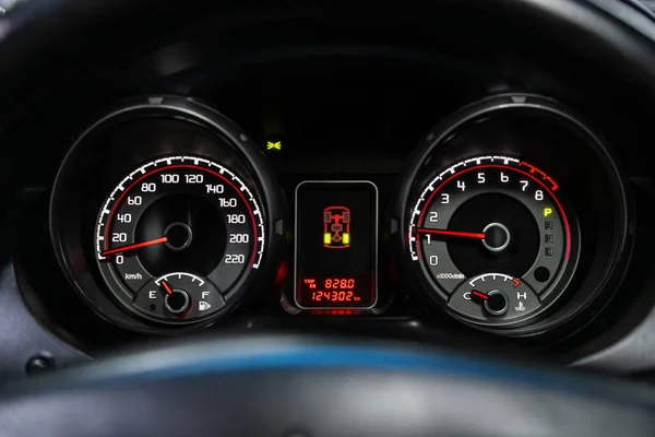 ロシアのノヴォシビルスク2019年10月13日 ホワイトバックライト付きラウンドダッシュボード スピードメーター タコメーターのクローズアップ三菱パジェロ 現代の車のインテリア — ストック写真