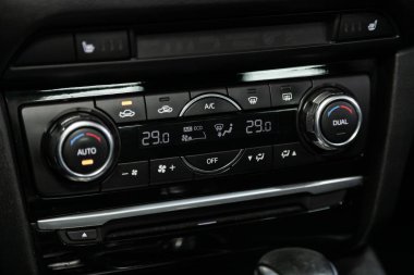 Araç, görünür iklim kontrolleri ile araç iç, gösterge paneli parçasının ayarı