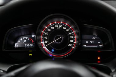 Odometer, hız göstergesi, takometre, yakıt leve ile Gösterge otomobil paneli kapatın