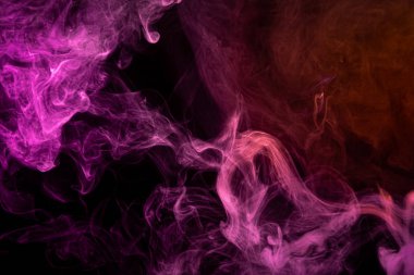 Yoğun renkli pembe ve mor duman, siyah izole arkaplanda kırmızı renkler. Duman boşluğunun arka planı