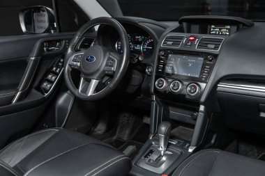 Novosibirsk, Rusya 26 Ekim 2019: Subaru Forester, lüks araba İçişleri - direksiyon, vites kolu, multimedya sistemi, sürücü koltukları ve gösterge paneli