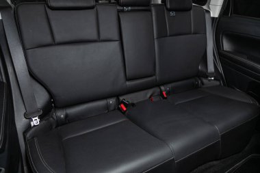 Novosibirsk, Rusya 26 Ekim 2019: Subaru Forester, Deri iç tasarım, araç yolcuları ve emniyet kemerli sürücü koltukları. 