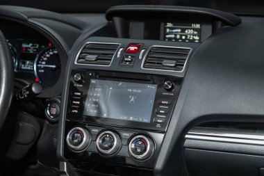 Novosibirsk, Rusya 26 Ekim 2019: Subaru Forester, torpido gözüne yakın çekim, müzik ve radyo ile izleme, havalandırma, klima, oyuncu. modern araba iç mimarisi