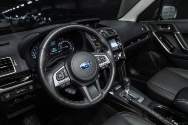 Novosibirsk, Rusya 26 Ekim 2019: Subaru Forester, Siyah Lüks Araba İçişleri - gösterge paneli, oyuncu, logo ve düğmeli direksiyon, hız göstergesi ve taktik ölçer
