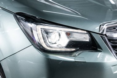 Novosibirsk, Rusya 26 Ekim 2019: Subaru Forester, dış görev. Modern arabanın ön farlarından birinin detaylarını kapat. 