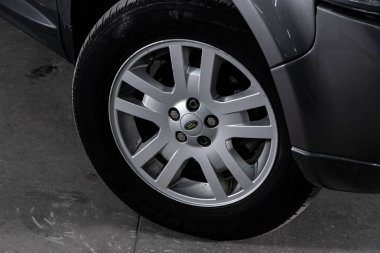 Novosibirsk, Rusya 01 Kasım 2019: Land Rover Freelander, tampon, alaşım tekerleği yakın plan, kırık araba temizleme 