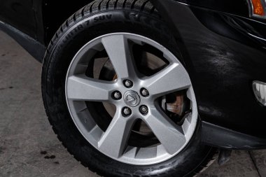 Novosibirsk, Rusya 27 Kasım 2019: Lexus Rx-330, tampon, alaşım tekerleği yakın plan, kırık arabalı temizleme 