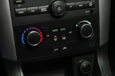 Novosibirsk, Rusya 27 Kasım 2019: Chevrolet Captiva, modern siyah araba iç mimarisi: klima düğmeli klima görüntüsü 