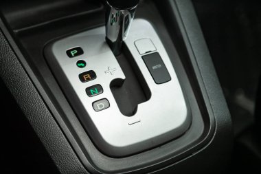 Novosibirsk, Rusya, 27 Kasım 2019: Chevrolet Captiva, manuel şanzıman şanzıman kolu kapat. Hızlandırıcı sapı ve yeni bir arabanın düğmeleri. 