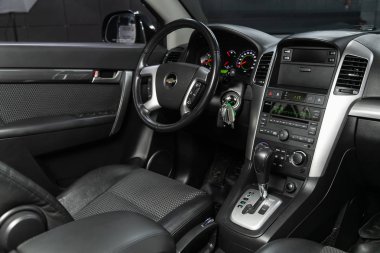 Novosibirsk, Rusya 27 Kasım 2019: Chevrolet Captiva, lüks otomobil İçişleri - direksiyon, vites kolu, multimedya sistemi, sürücü koltukları ve gösterge paneli