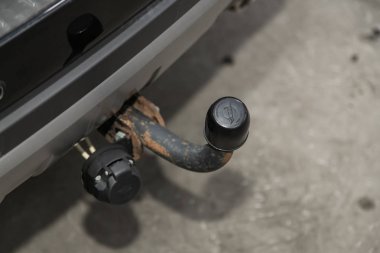 Novosibirsk, Rusya 27 Kasım 2019: Chevrolet Captiva, Yaklaş, siyah araba çekici otostop.