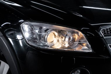 Novosibirsk, Rusya 27 Kasım 2019: Chevrolet Captiva, dış görev ekibi. Modern arabanın ön farlarından birinin detaylarını kapat. 