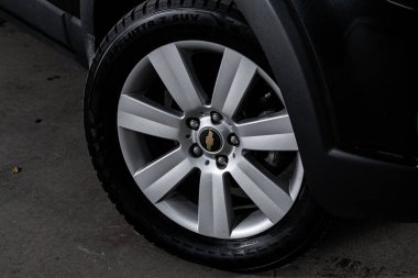 Novosibirsk, Rusya 27 Kasım 2019: Chevrolet Captiva, tampon, alaşım tekerleği yakın çekim, kırık araba temizliği 
