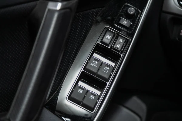 2019年10月26日 俄罗斯新锡尔斯克 Subaru Forester关闭侧门按钮 窗户调整按钮 现代汽车内部 — 图库照片