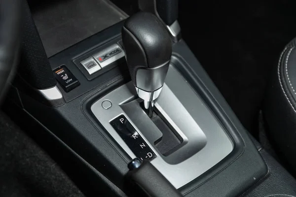 2019年10月26日 俄罗斯Novosibirsk Subaru Forester 关闭手动变速箱传动手柄 新型汽车的加速器手柄和按钮 — 图库照片