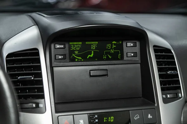 Novosibirsk ロシア2019年11月27日 シボレー カプティバ 現代の黒い車のインテリア エアコンボタンで気候制御ビュー 車内の温度に関する情報を持つダッシュボード — ストック写真