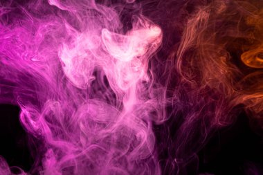 Yoğun renkli pembe ve mor duman, siyah izole arkaplanda kırmızı renkler. Duman boşluğunun arka planı