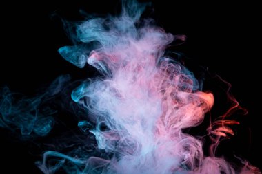 Yoğun renkli mavi ve mor duman, siyah izole arkaplanda kırmızı renkler. Duman boşluğunun arka planı