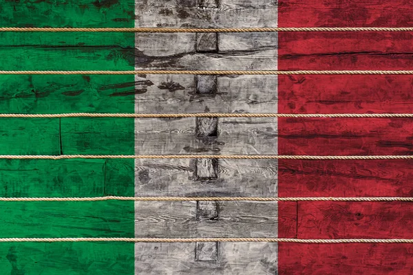 木製の壁の背景にイタリアの国旗 国家の誇りと国のシンボルの概念 ロープで木製の柵に描かれた旗 — ストック写真
