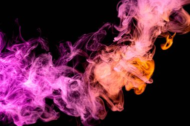 Tasarım projeniz için sanat. Şeffaf yaratıcılık. Soyut sanat siyah izole arka plan üzerinde duman renkli. Koyu backgroun üzerinde çok renkli duman hareketini durdurun