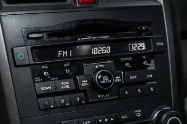 Novosibirsk, Rusya 01 Kasım 2019: Honda Cr-V, modern siyah araba iç mimarisi: radyo, kontrol düğmeli ses sistemi 