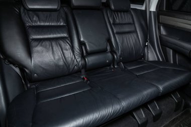 Novosibirsk, Rusya 01 Kasım 2019: Honda Cr-V, Deri iç tasarım, araç yolcusu ve koltuk kemerli sürücü koltukları. 
