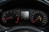 Novoszibirszk, Oroszország október 26, 2019: Volkswagen Polo, Close up black automobile panel lwith Odometer, sebességmérő, tachométer, üzemanyag és olajszint