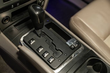 Novosibirsk, Rusya 15 Kasım 2019: Jeep, manuel şanzıman şanzıman kolunu kapat. Hızlandırıcı sapı ve yeni bir arabanın düğmeleri. 