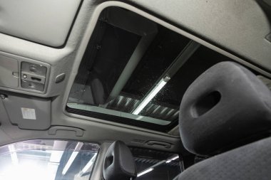 Novosibirsk, Rusya 26 Ekim 2019: Nissan X-Trail, yakın çekimli araba sunroof 