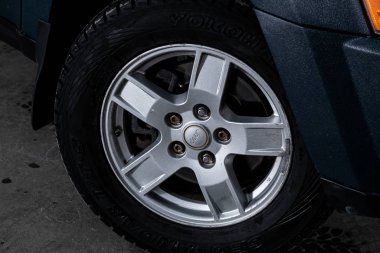 Novosibirsk, Rusya 15 Kasım 2019: Jeep, yakın çekimli alüminyum alaşımlı tekerlek ve yeni lastik 