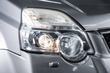 Novosibirsk, Rusya 26 Ekim 2019 Nissan X-Patikası, dış görev. Modern araba ksenon lambasına yakın.