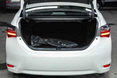 Novosibirsk, Rusya 15 Kasım 2019: Toyota Corolla, bagaja yakın çekim, far, tampon, ön görüş. Modern bir arabanın dışı. 