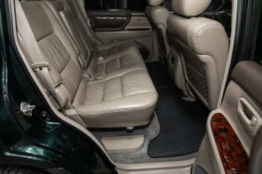 Novosibirsk, Rusya 15 Kasım 2019: Toyota Land Cruiser 200, Deri iç tasarım, araba yolcusu ve koltuk kemerli sürücü koltukları. 