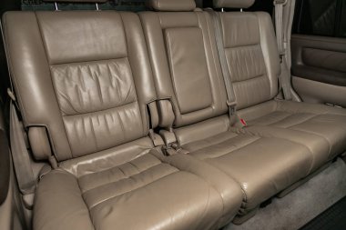 Novosibirsk, Rusya 15 Kasım 2019: Toyota Land Cruiser 200, Deri iç tasarım, araba yolcusu ve koltuk kemerli sürücü koltukları. 