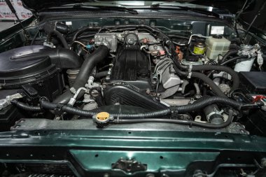 Novosibirsk, Rusya 15 Kasım 2019: Toyota Land Cruiser 200, temiz bir motor bloğuna yakın çekim. İçten yanmalı motor