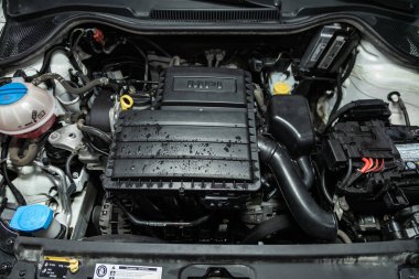 Novosibirsk, Rusya 26 Ekim 2019: Volkswagen Polo, temiz bir motor bloğunun kapatılması, İçten yanmalı motor