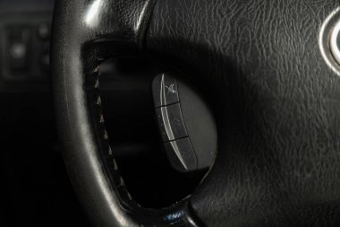 Novosibirsk, Rusya 15 Kasım 2019: Byd, Hızlı kontrol telefonu, müzik ve diğer işlevler için çok fonksiyonlu yeni siyah direksiyon simidi