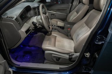 Novosibirsk, Rusya 15 Kasım 2019: Jeep, direksiyon, vites kolu, multimedya sistemi, sürücü koltukları ve gösterge paneli