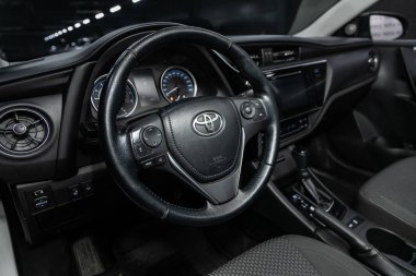Novosibirsk, Rusya 15 Kasım 2019: Toyota Corolla, Siyah Lüks Araba İçişleri - gösterge paneli, oyuncu, logo ve düğmeli direksiyon, hız göstergesi ve taktik ölçer